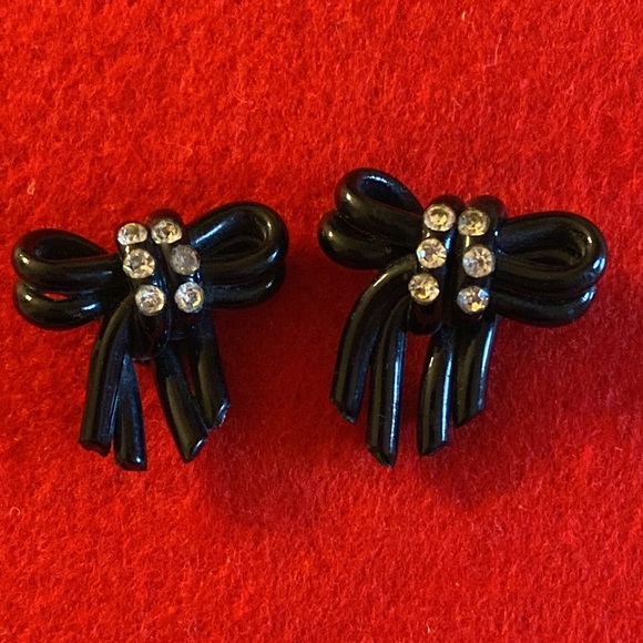Black Art Deco Bow Design Earrings - Picture 2 of 12